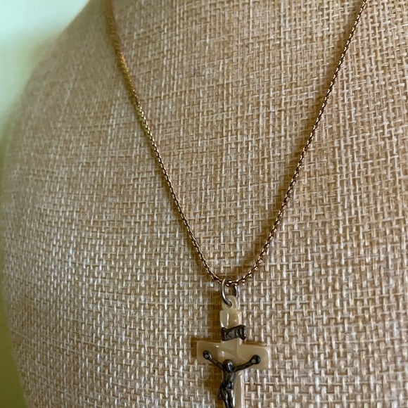 Elegant Gold Cross Pendant Necklace - Picture 6 of 8